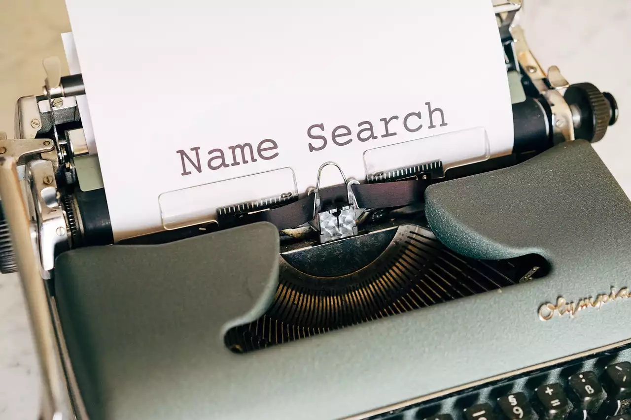 Comparing Free and Paid Domain Registration Services