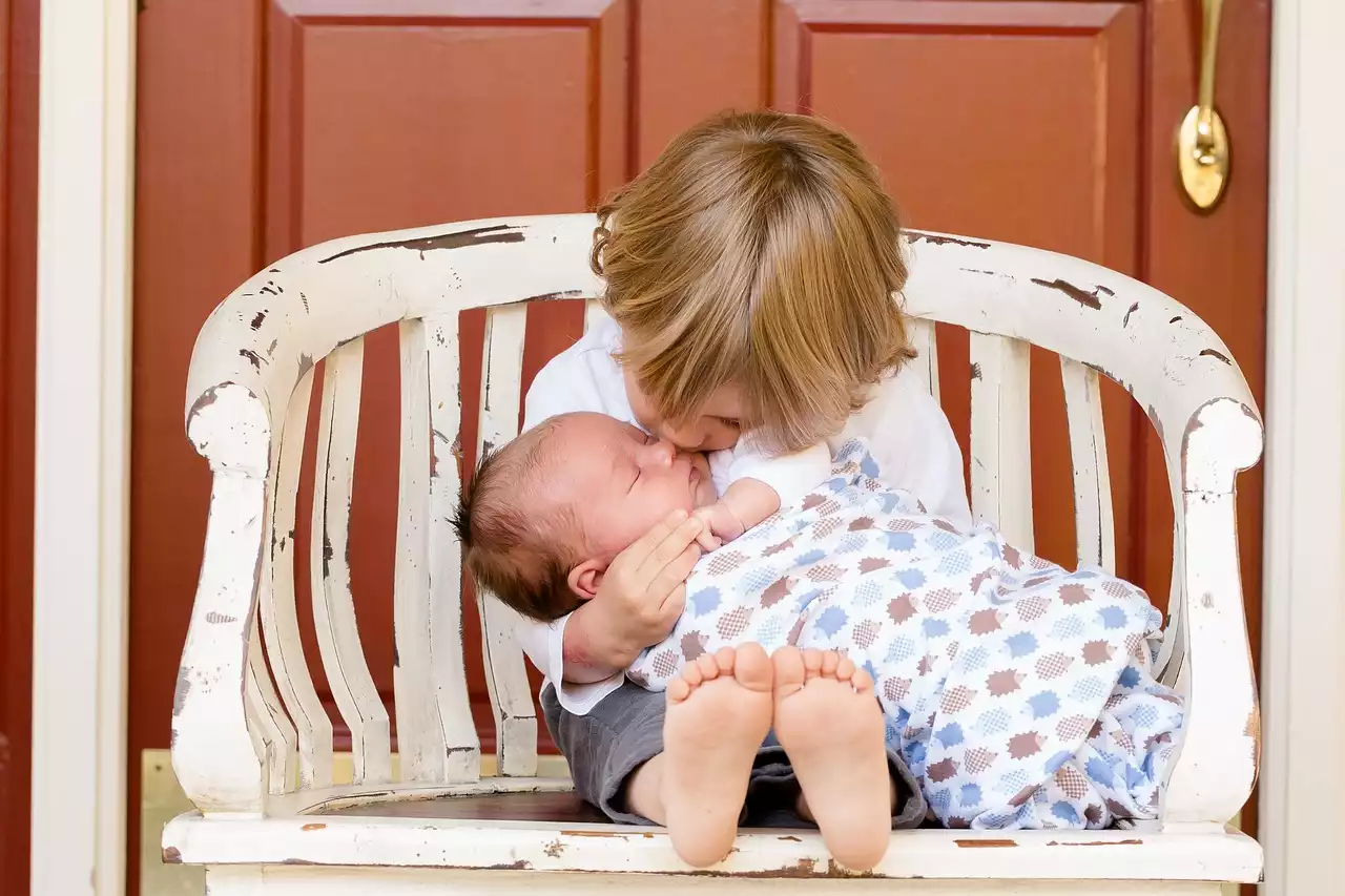 Broers en zussen voorbereiden op een nieuwe baby: tips voor een soepele overgang